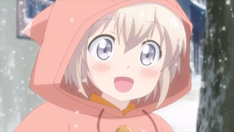 Das kleine Mädchen ist fasziniert vom Schnee